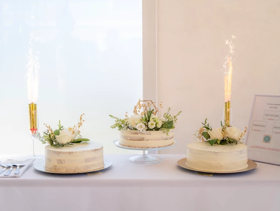 Hochzeitslocation: Hochzeitstorte am Nachmittag im neuen Pavilion  - Wallhof - Die Hochzeitslocation