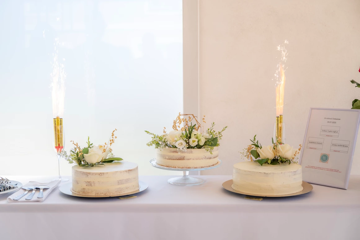 Hochzeitslocation: Hochzeitstorte am Nachmittag im neuen Pavilion  - Wallhof - Die Hochzeitslocation
