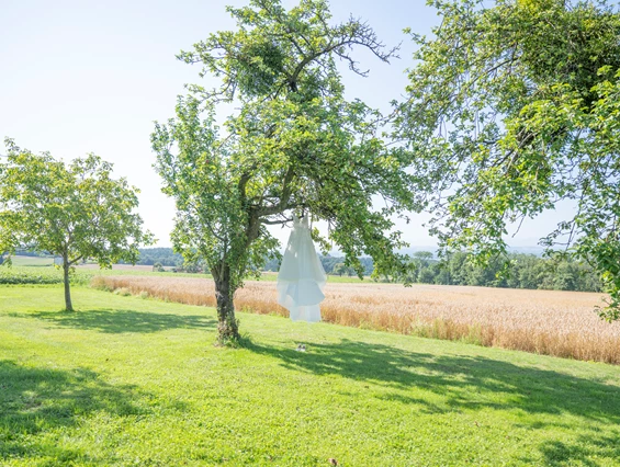 Hochzeitslocation: Brautkleid im Obstgarten - Wallhof - Die Hochzeitslocation