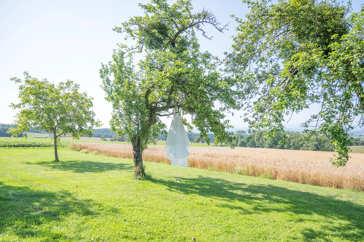 Hochzeitslocation: Brautkleid im Obstgarten - Wallhof - Die Hochzeitslocation
