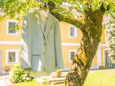Hochzeitslocation: Anzug im Garten vom der Hochzeitssuite - Wallhof - Die Hochzeitslocation