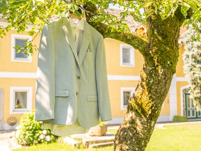 Wedding - Viehdorf - Anzug im Garten vom der Hochzeitssuite - Wallhof - Die Hochzeitslocation