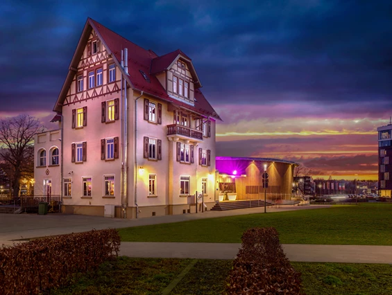 Hochzeit: Die Hochzeitslocation Villa Hirzel bei Nacht. - Villa Hirzel