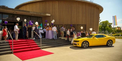 Hochzeit - PLZ 71566 (Deutschland) - Über die rote Treppe schreitet das Brautpaar in den Festsaal der Villa Hirzel in Baden-Württemberg. - Villa Hirzel