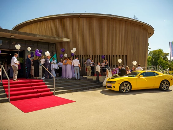 Hochzeit: Über die rote Treppe schreitet das Brautpaar in den Festsaal der Villa Hirzel in Baden-Württemberg. - Villa Hirzel