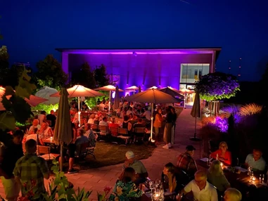 Hochzeit: Der Garten des Weingut Fluhr-Eller kann bis spät in die Nacht für eure Hochzeitsfeier genutzt werden. - Weingut FLUHR-ELLER