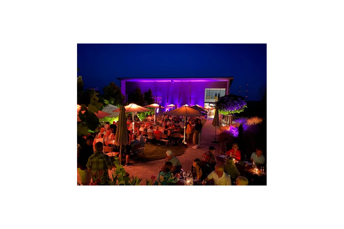 Hochzeit: Der Garten des Weingut Fluhr-Eller kann bis spät in die Nacht für eure Hochzeitsfeier genutzt werden. - Weingut FLUHR-ELLER