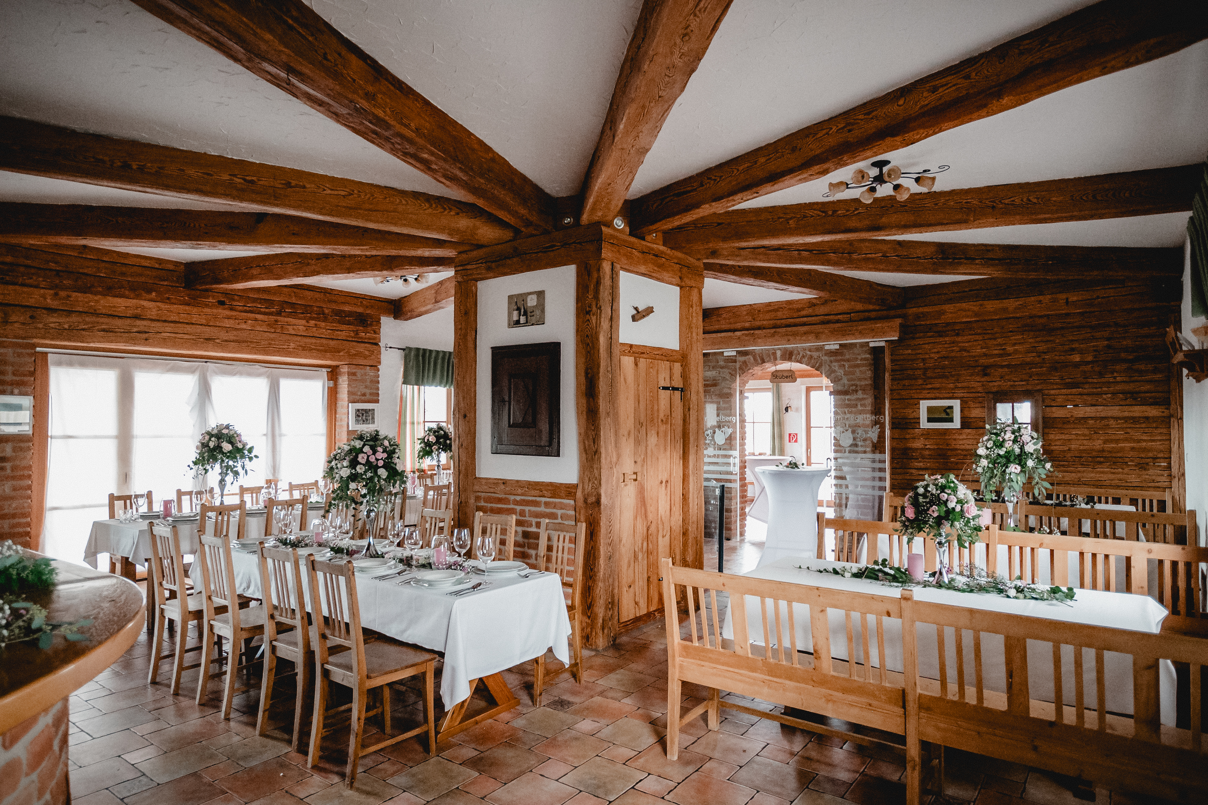 Hochzeit: Helle Decken gepaart mit hochwertiger Holzverkleidung sorgen für ein wohlig, warmes Raumklima. - Am Riegelberg