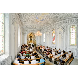 Hochzeit: Innenraum der Kur- und Hochzeitskapelle mit eindrucksvollem Wandgemälde der Künstlerin Tatjana Tiziana (Malstil surrealer Barock) - Bad Schinznach AG