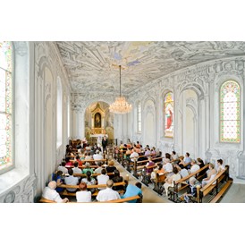 Hochzeit: Innenraum der Kur- und Hochzeitskapelle mit eindrucksvollem Wandgemälde der Künstlerin Tatjana Tiziana (Malstil surrealer Barock) - Bad Schinznach AG