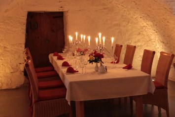 Hochzeit: Das Carnotzet bietet Platz für 25 Personen und befindet sich im Hochparterre, oberhalb der Pfalzstube. Das mittelalterliche Kellergewölbe vermittelt eine großartige Atmosphäre. Ein Beamer kann bereitgestellt werden. - Schloss Wallhausen