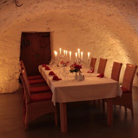 Hochzeit: Das Carnotzet bietet Platz für 25 Personen und befindet sich im Hochparterre, oberhalb der Pfalzstube. Das mittelalterliche Kellergewölbe vermittelt eine großartige Atmosphäre. Ein Beamer kann bereitgestellt werden. - Schloss Wallhausen