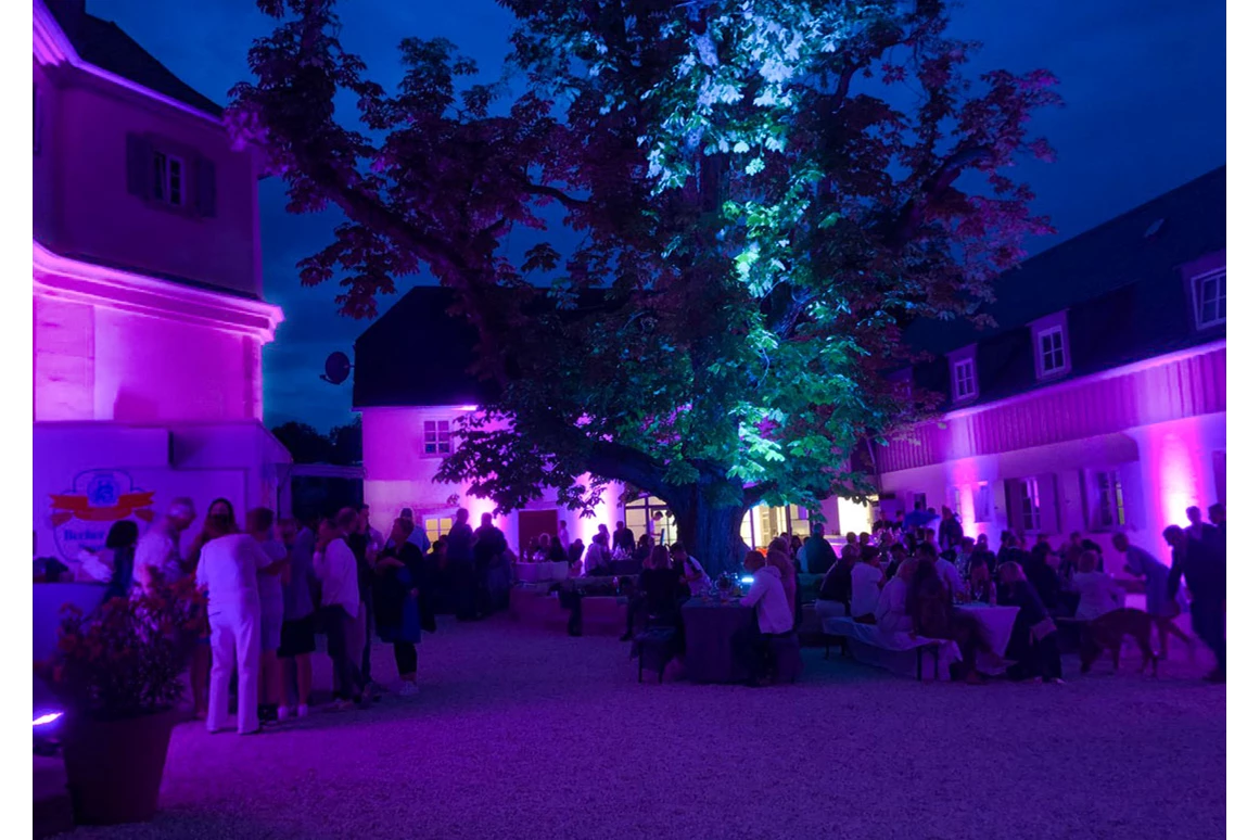 Hochzeitslocation: Schlosshof beleuchtet - Schloss Falkenhaus