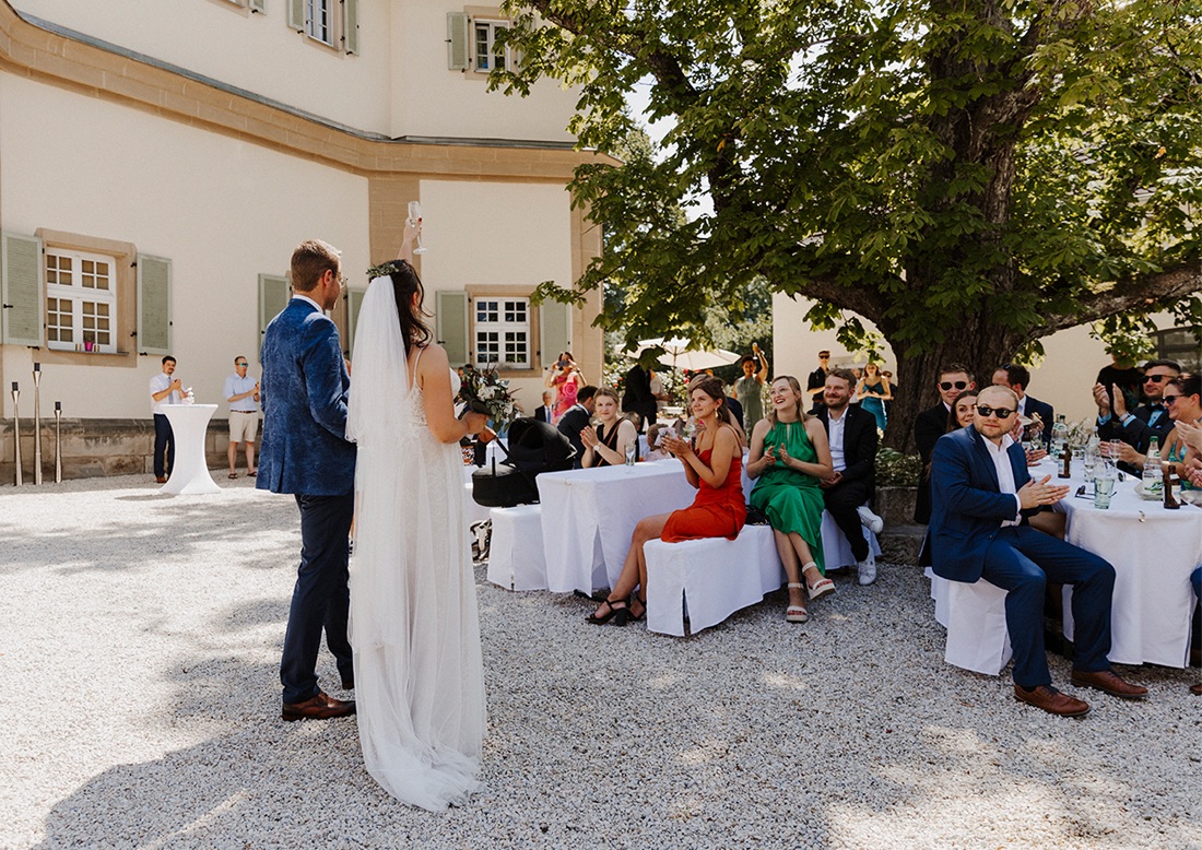 Hochzeitslocation: Sektempfang Schlosshof - Schloss Falkenhaus