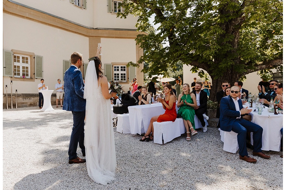 Hochzeit: Sektempfang Schlosshof - Schloss Falkenhaus