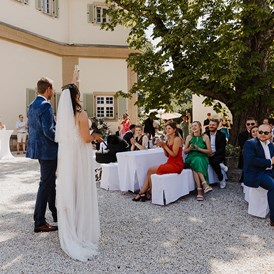 Hochzeit: Sektempfang Schlosshof - Schloss Falkenhaus