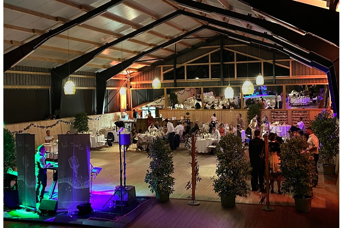 Hochzeit: Eventhalle am Abend - Schloss Falkenhaus