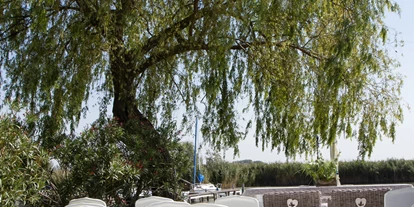 Bruiloft - Breitenbrunn (Breitenbrunn am Neusiedler See) - Unter der großen Linde lässt es sich gut Hochzeit feiern - hier im Hotel Seepark-Weiden. - Strandbar im Seepark Weiden