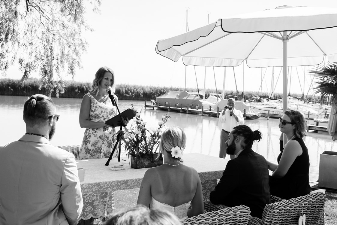 Hochzeit: Für eine Trauung unter freiem Himmel direkt am See (Neusiedlersee) - das Hotel Seepark-Weiden. - Strandbar im Seepark Weiden