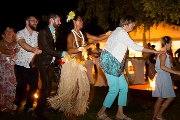 Hochzeit: Karibisches Hochzeits-Feeling an einem warmen Sommerabend am Neusiedlersee. - Strandbar im Seepark Weiden