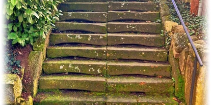 Bruiloft - Wiesloch - Zugang zur Eventwiese mit Naturstein-Treppe – Verbindung zwischen Garten und Festsaal. - Wanderheim Germersheim
