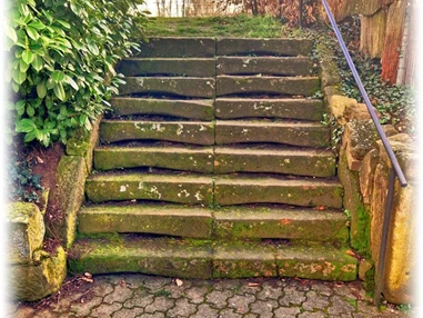 Hochzeitslocation: Zugang zur Eventwiese mit Naturstein-Treppe – Verbindung zwischen Garten und Festsaal. - Wanderheim Germersheim