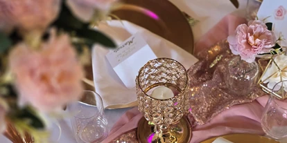 Bruiloft - Wiesloch - Detailaufnahme der edlen Tischdekoration mit goldenen Tellern, Servietten und zarten Rosé-Blumen. - Wanderheim Germersheim