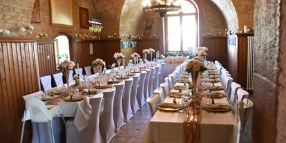 Bruiloft - Wiesloch - Heller Festsaal mit festlich gedeckten Tafeln, weißen Hussen und gold-roséfarbener Dekoration – ideal für Hochzeiten und Familienfeiern - Wanderheim Germersheim