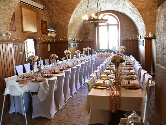 Hochzeitslocation: Heller Festsaal mit festlich gedeckten Tafeln, weißen Hussen und gold-roséfarbener Dekoration – ideal für Hochzeiten und Familienfeiern - Wanderheim Germersheim