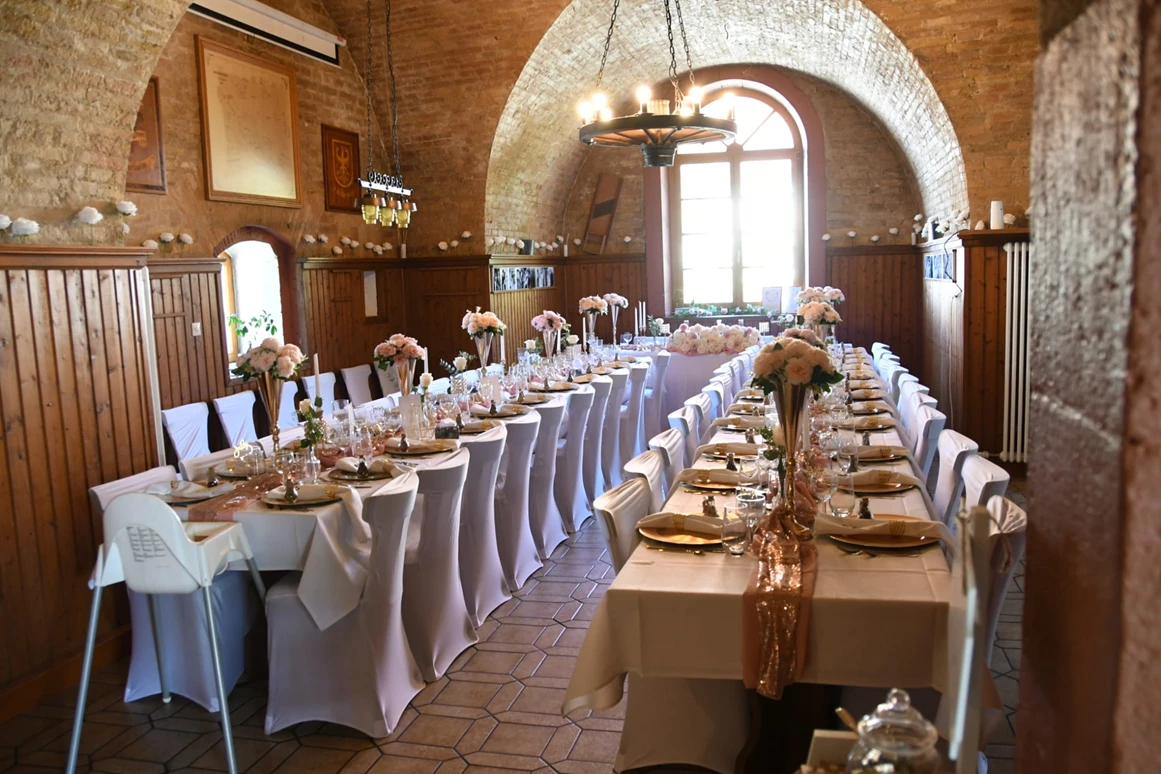 Hochzeitslocation: Heller Festsaal mit festlich gedeckten Tafeln, weißen Hussen und gold-roséfarbener Dekoration – ideal für Hochzeiten und Familienfeiern - Wanderheim Germersheim