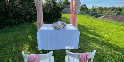 Bruiloft - Wiesloch - Romantisch geschmückter Traubogen mit Rosé- und Weißblumen für freie Trauungen. - Wanderheim Germersheim