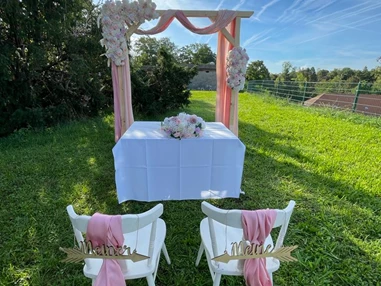 Hochzeitslocation: Romantisch geschmückter Traubogen mit Rosé- und Weißblumen für freie Trauungen. - Wanderheim Germersheim