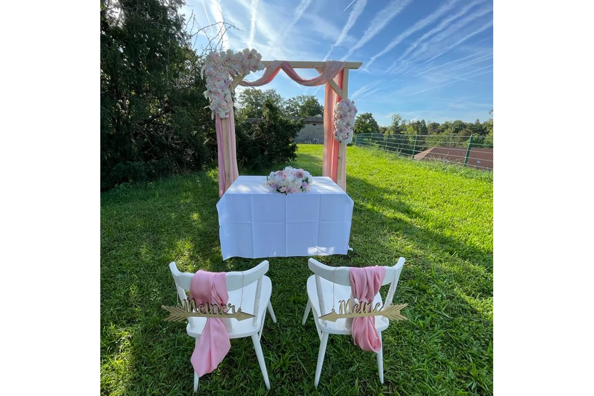 Hochzeitslocation: Romantisch geschmückter Traubogen mit Rosé- und Weißblumen für freie Trauungen. - Wanderheim Germersheim