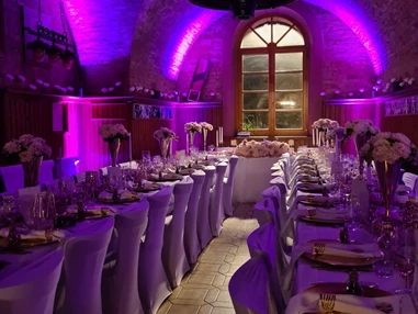 Hochzeitslocation: Stimmungsvolle Abendaufnahme mit violett-goldenem Licht, romantische Atmosphäre für Hochzeiten und Dinner-Events. - Wanderheim Germersheim