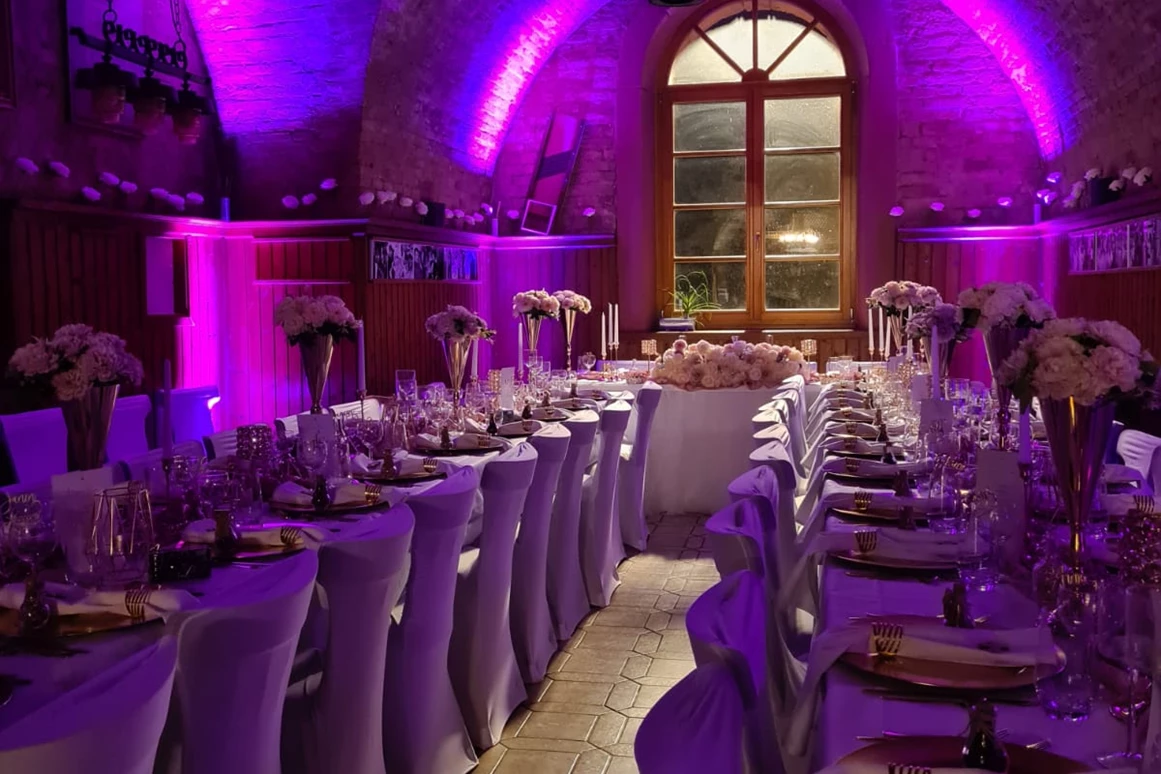 Hochzeitslocation: Stimmungsvolle Abendaufnahme mit violett-goldenem Licht, romantische Atmosphäre für Hochzeiten und Dinner-Events. - Wanderheim Germersheim