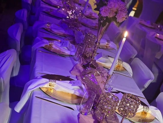 Hochzeitslocation: Stimmungsvolle Abendaufnahme mit violett-goldenem Licht, romantische Atmosphäre für Hochzeiten und Dinner-Events. - Wanderheim Germersheim