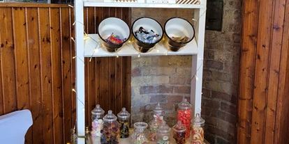 Bruiloft - Wiesloch - Bunte Candybar mit Süßigkeiten, Gläsern und Dekoration – verspieltes Highlight für Hochzeiten und Kinderfeste. - Wanderheim Germersheim