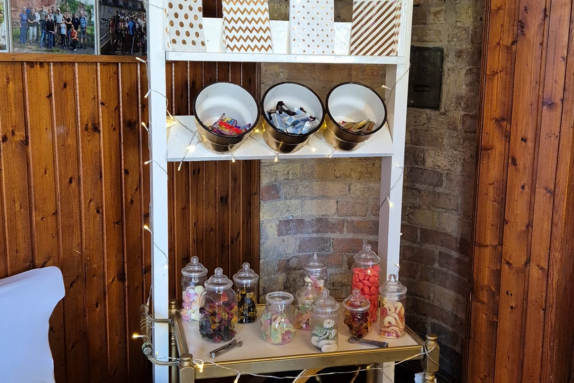 Hochzeitslocation: Bunte Candybar mit Süßigkeiten, Gläsern und Dekoration – verspieltes Highlight für Hochzeiten und Kinderfeste. - Wanderheim Germersheim