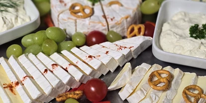 Bruiloft - Wiesloch - Stilvoll angerichtete Käseplatte als Teil des Hochzeitsbuffets im Wanderheim Germersheim. Regionale und internationale Käsesorten, frisches Obst und dekorative Details sorgen für ein edles, festliches Erscheinungsbild. Ideal als Abschlussbuffet oder Teil eines kulinarischen Arrangements für Hochzeit. - Wanderheim Germersheim
