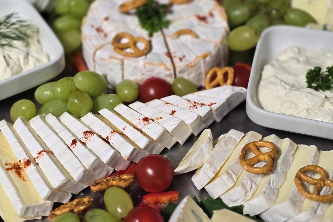 Hochzeitslocation: Stilvoll angerichtete Käseplatte als Teil des Hochzeitsbuffets im Wanderheim Germersheim. Regionale und internationale Käsesorten, frisches Obst und dekorative Details sorgen für ein edles, festliches Erscheinungsbild. Ideal als Abschlussbuffet oder Teil eines kulinarischen Arrangements für Hochzeit. - Wanderheim Germersheim
