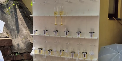 Bruiloft - Wiesloch - Stilvoll dekorierte Sektwand beim Hochzeitsempfang im Wanderheim Germersheim. Die goldfarbenen Gläser, floralen Akzente und das warme Licht schaffen eine festliche Atmosphäre und bieten einen glamourösen Auftakt für jede Feier. Ideal als Fotospot und Empfangsbereich für Brautpaare, die ihren Gästen einen eleganten, modernen Start in den Hochzeitstag bieten möchten. - Wanderheim Germersheim