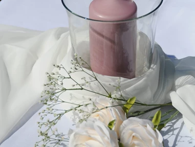 Hochzeitslocation: Kerzenlicht, Weiß-Rosé-Blumen und goldene Akzente – stimmungsvolle Dekoration für festliche Abende. - Wanderheim Germersheim