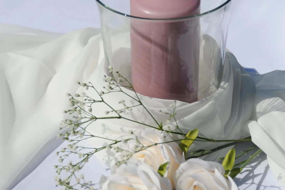 Hochzeitslocation: Kerzenlicht, Weiß-Rosé-Blumen und goldene Akzente – stimmungsvolle Dekoration für festliche Abende. - Wanderheim Germersheim