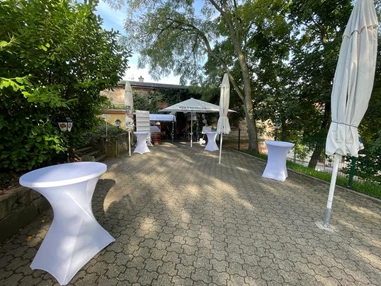 Hochzeitslocation: Außenbereich mit Terrasse und Eingangsbereich – Zugang zur Eventwiese und zum Festsaal. - Wanderheim Germersheim