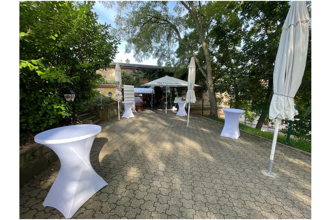 Hochzeitslocation: Außenbereich mit Terrasse und Eingangsbereich – Zugang zur Eventwiese und zum Festsaal. - Wanderheim Germersheim