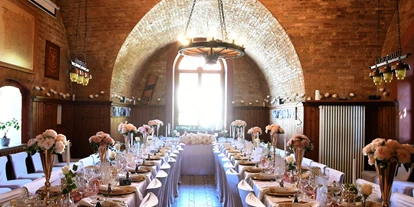 Bruiloft - Wiesloch - Heller Festsaal mit festlich gedeckten Tafeln, weißen Hussen und gold-roséfarbener Dekoration – ideal für Hochzeiten und Familienfeiern. - Wanderheim Germersheim