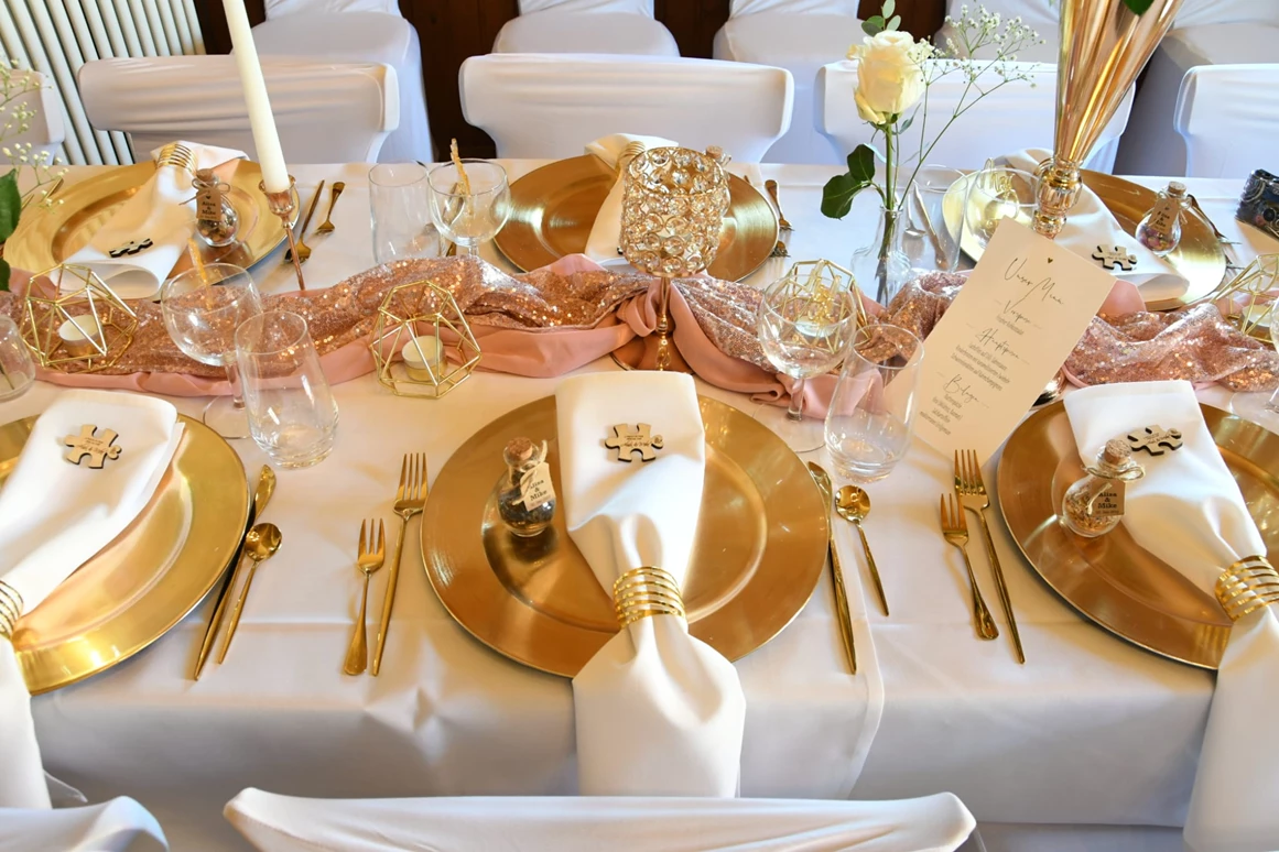Hochzeitslocation: Elegant gedeckte Tische mit goldenen Akzenten und Rosé-Blumen – festliches Ambiente für Hochzeiten und Bankette. - Wanderheim Germersheim