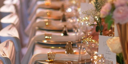 Bruiloft - Wiesloch - Lange Tafel mit goldenen Tellern und Rosé-Blumenschmuck – eleganter Stil für exklusive Feiern. - Wanderheim Germersheim