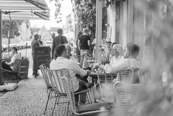 Hochzeit: Außenbereich zum Marktplatz - Altstadthotel Weinforum Franken