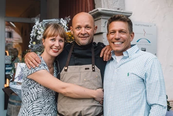 Hochzeit: Die Gastgeber des Hauses mit Küchenchef (mitte) - Altstadthotel Weinforum Franken